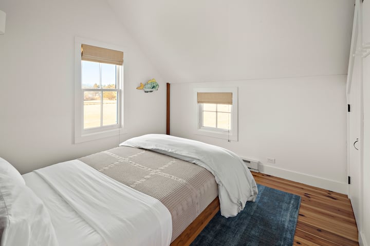 Beach house guest bedroom - queen bed