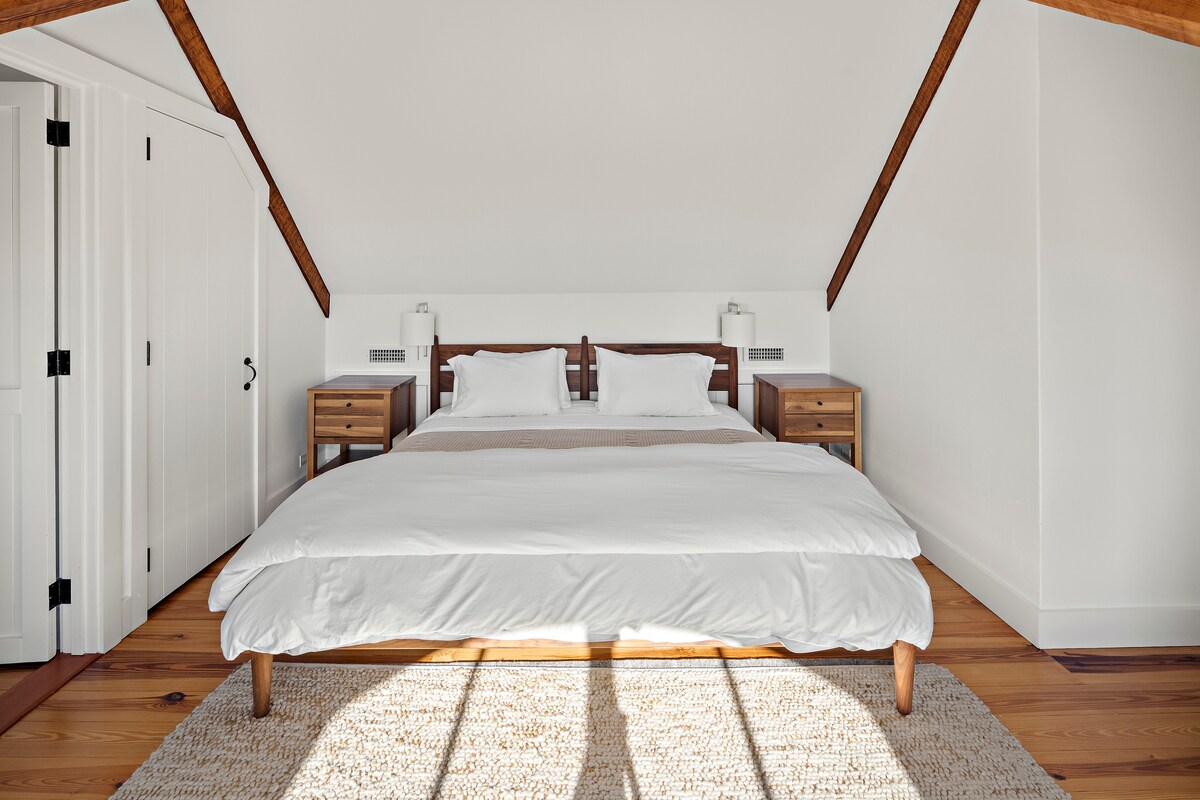 ห้องนอนหลักในบ้านริมหาดพร้อมเตียงคิงไซส์