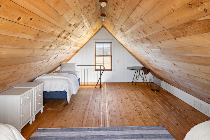 Bunk house guest bedroom - 3 twin beds