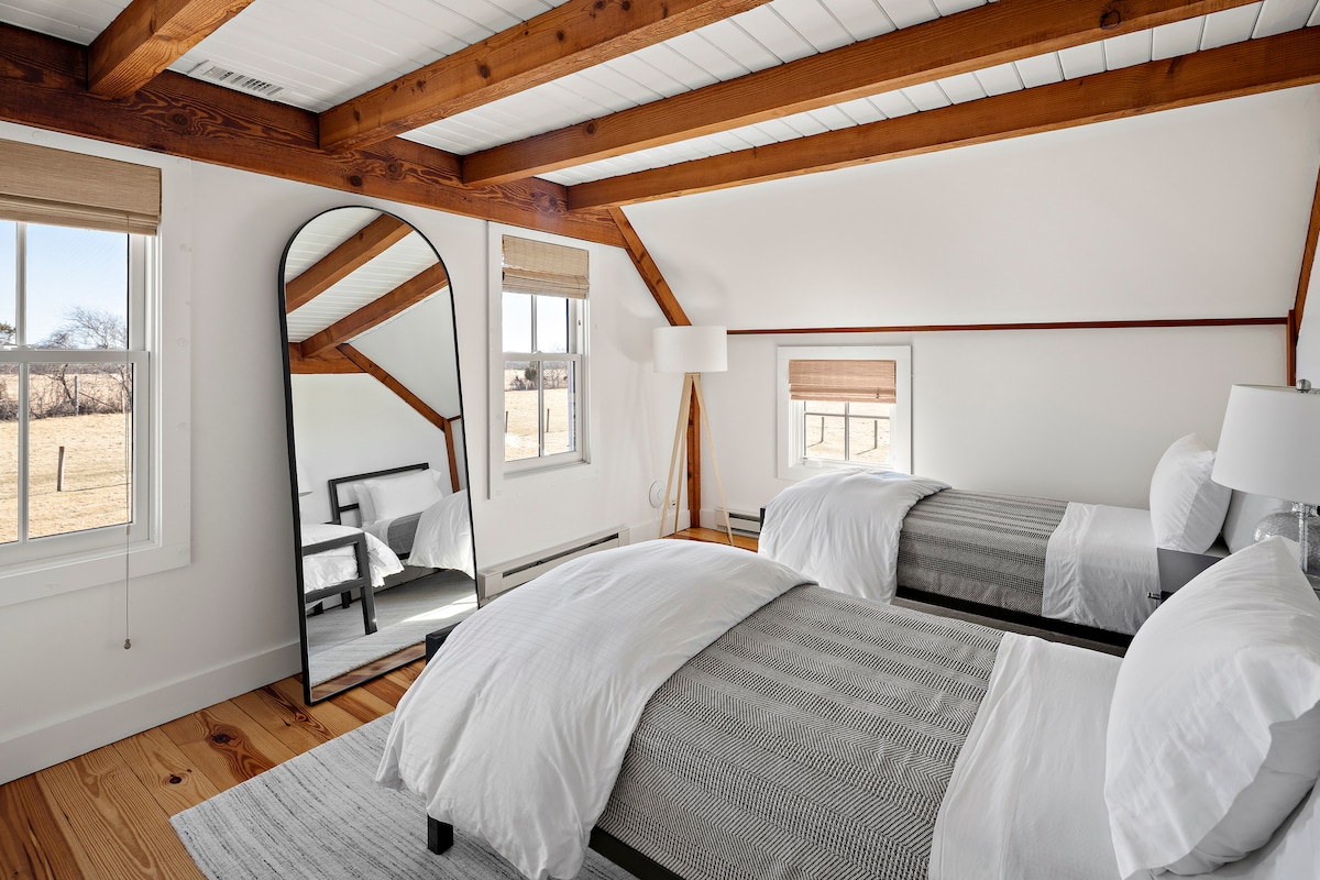 ห้องนอนแขกบนชั้น 2 ของเดอะบีชเฮ้าส์พร้อมเตียงแฝด 2 เตียง