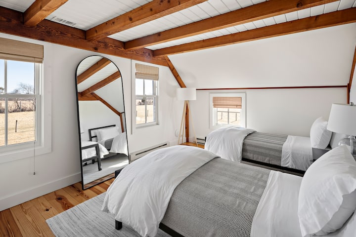 Beach house guest bedroom - 2 twin beds