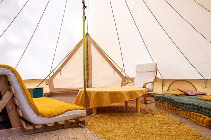 Deuxième tente. 
Canapé lit futon 160x200 - Équipé d'un sur-matelas.
 4 matelas futons 1 place, qui se déplace d'une tente à l'autre en fonction des besoin