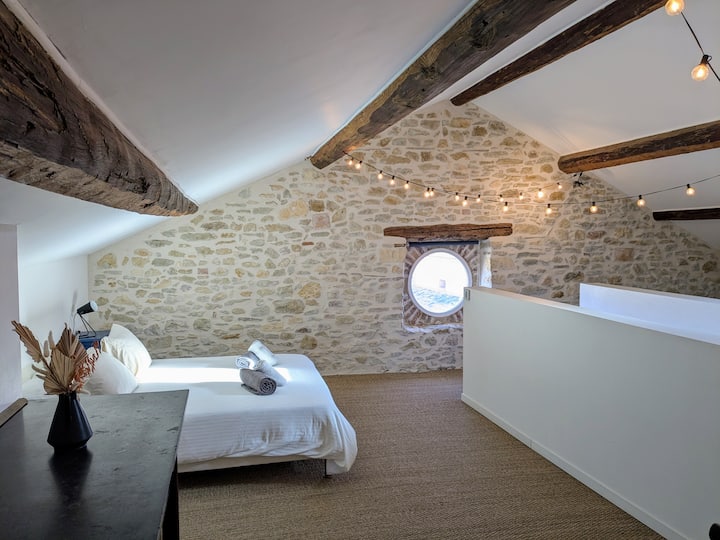 Në krye të katit të dytë ndodhet hapësira e fjetjes me murin e saj të madh prej guri.
Ka 1 krevat dopio dhe tre krevate tek.