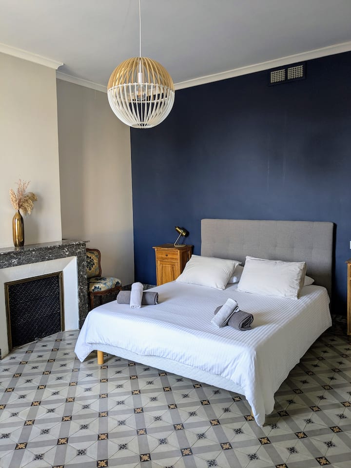 Dhoma e tretë e gjumit është në anën e pasme djathtas në katin e parë.