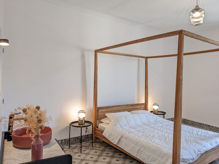 Dhoma e parë e gjumit është në të majtë në katin e parë.  Në të majtë do të gjesh një lavaman.