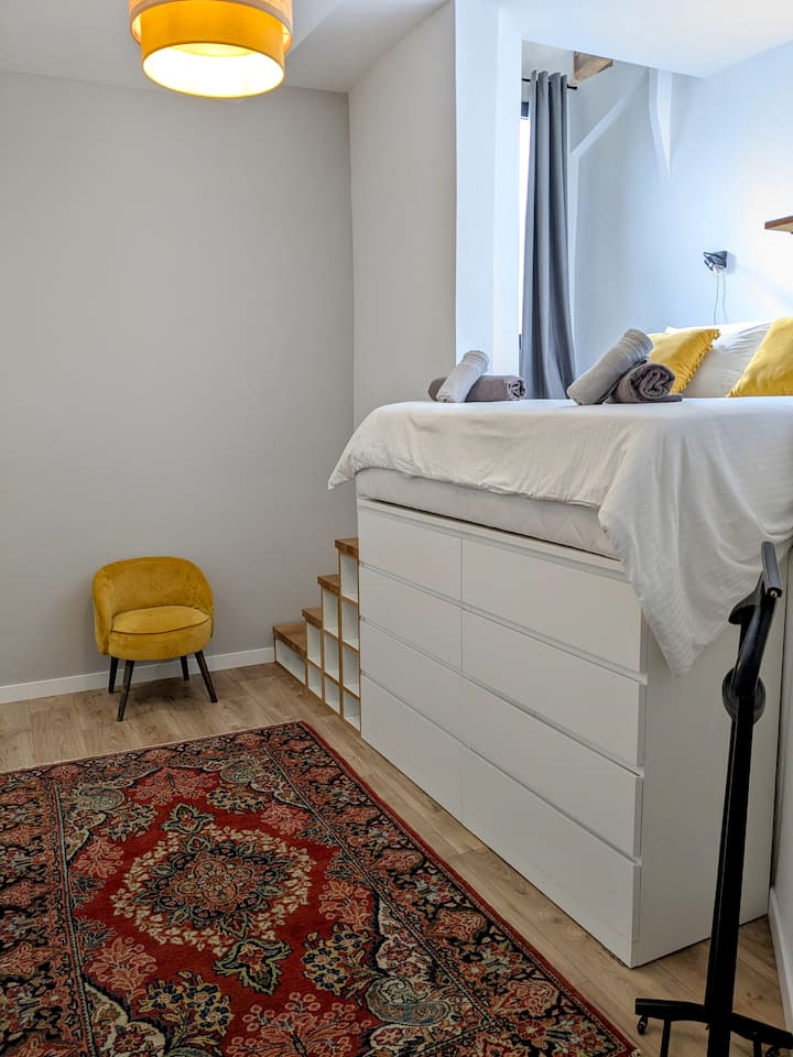 Dhoma e katërt e gjumit është në të djathtë në katin e parë pranë banjës 1.
Është e preferuara jonë me efektin e saj të fshikëzës falë krevatit të lartë!