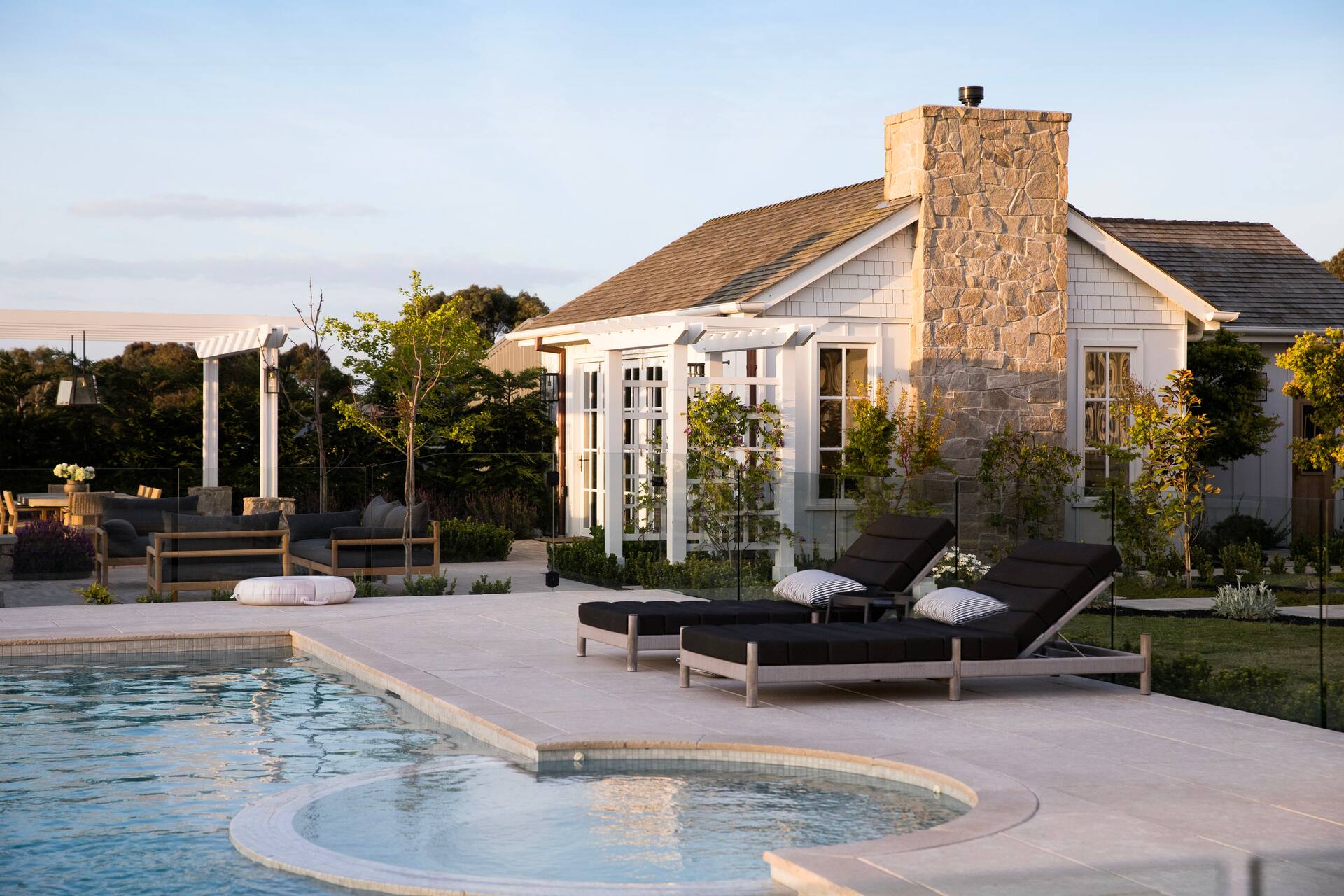 Private Guesthouse. Pool. Spa. Tennis. Fire
