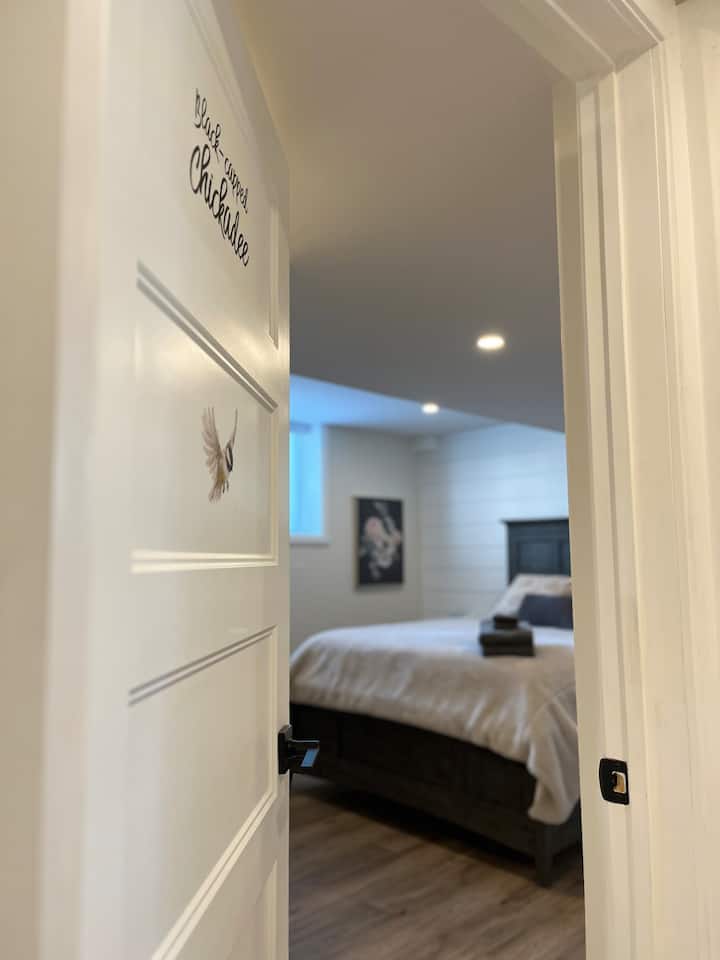 Dormitorio Chickadee con tapa negra y cama de matrimonio.