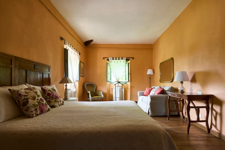 Основна спалня със самостоятелна всекидневна, дрешник и самостоятелна баня