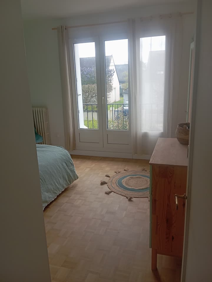 Ndriçim dhe shpirt zen për këtë dhomë me një krevat tërheqës. Kjo mund të jetë teke ose dopio (160X200).
Një dollap i madh, me varje dhe rafte do të akomodojë sendet e tua.
Mundësi për të shtuar një krevat fëmijësh me shufra fëmijësh. 