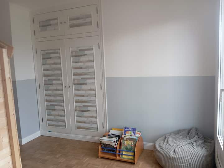 Dhoma e përkryer për fëmijët.
Është e pajisur me një kabinë me krevat marinari, një dollap të madh me rafte dhe gardërobë.
Kanë mbetur lojëra dhe lodra, si dhe libra.
Mundësia për të shtuar një krevat divan nëse është e nevojshme.