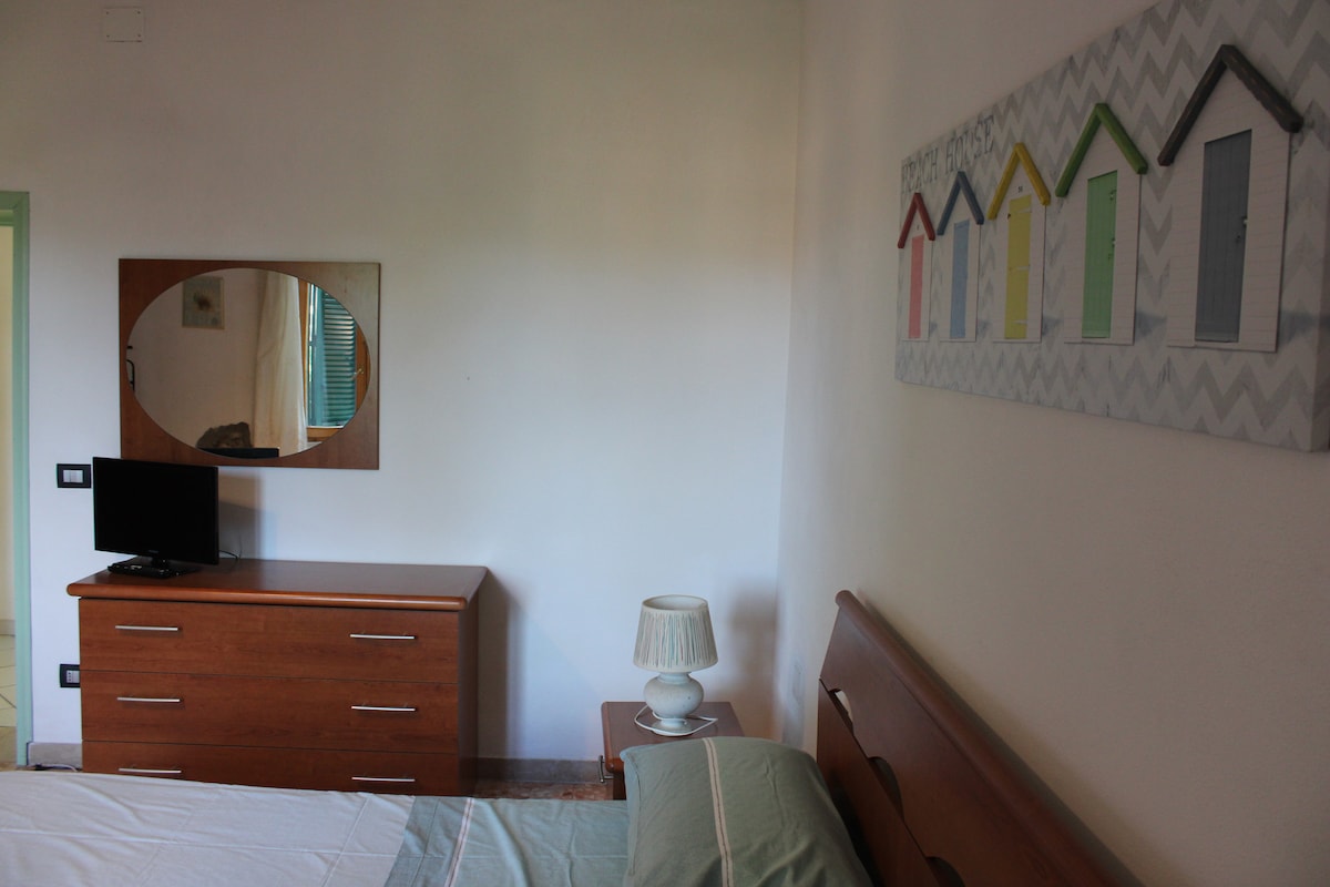 Spálňa so šatníkom a televízorom