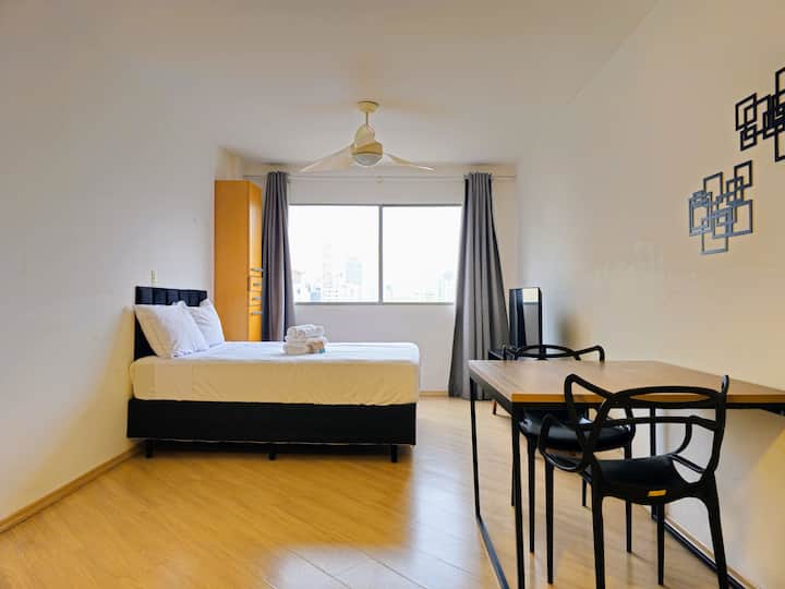 სტუდია 27 მ²-ია, მდებარეობს მე-4 სართულზე და ქუჩაზე გადის. | სტუდიოს ფართია 27 კვ.მ, ის მდებარეობს მეოთხე სართულზე და გადის ქუჩაზე. 