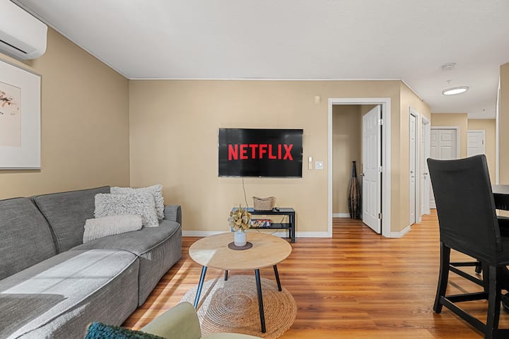 Relájate en el sofá y disfruta de este televisor inteligente.