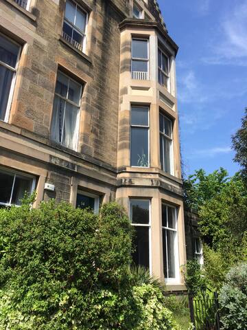 Spacious Victorian flat sleeps 5 by Kings Park gallery image 2