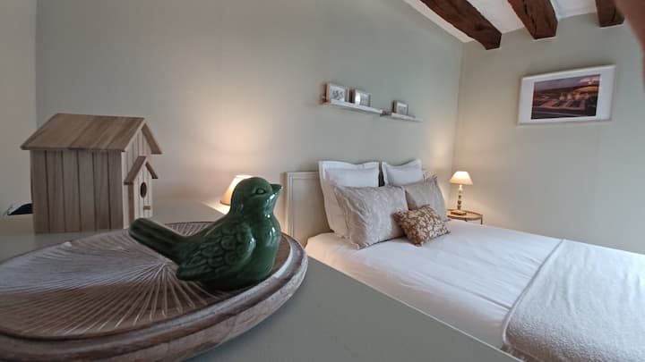 Საძინებელი 1: საწოლი ორადგილიანი/სამოგზაურო ჩვილის საწოლი/გათბობა/საკიდები/ზეწრები/ტანსაცმლის შესანახი სივრცე/ფარდა/ჩამკეტი.