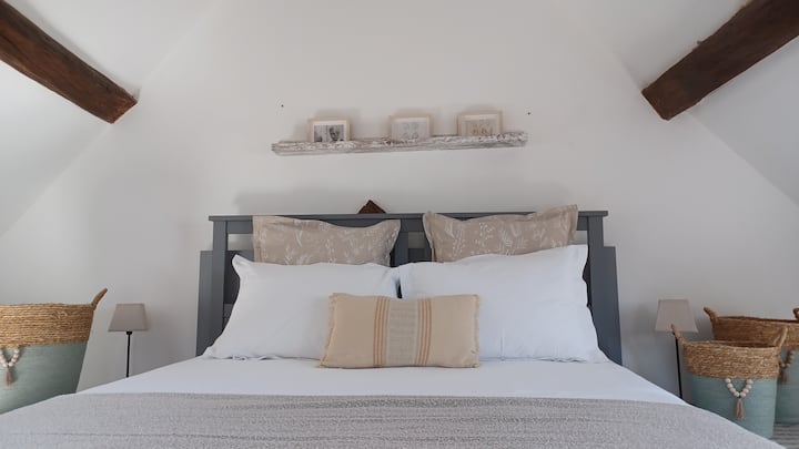 Საძინებელი 3: 1 დიდი საწოლი/21 დამატებითი საწოლი 90X200/1 საბავშვო საწოლი საბნითა და ზეწრებით/გათბობით/ზეწრებით/ზეწრებით/საკიდებით/ფარდებით/საბნები/ბალიშები/ტანსაცმლის შესანახი სივრცე.  