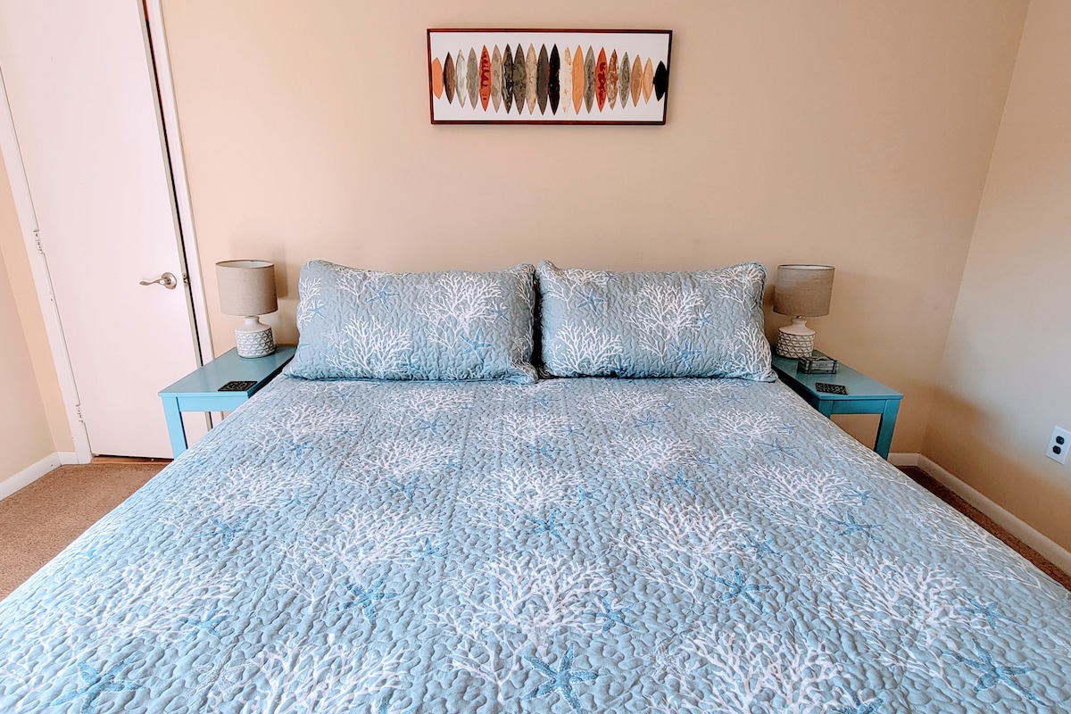 Kitanda cha ukubwa wa kifalme kinakusubiri kwenye likizo yako ya ufukweni kwenda Atlantic Beach, NC.