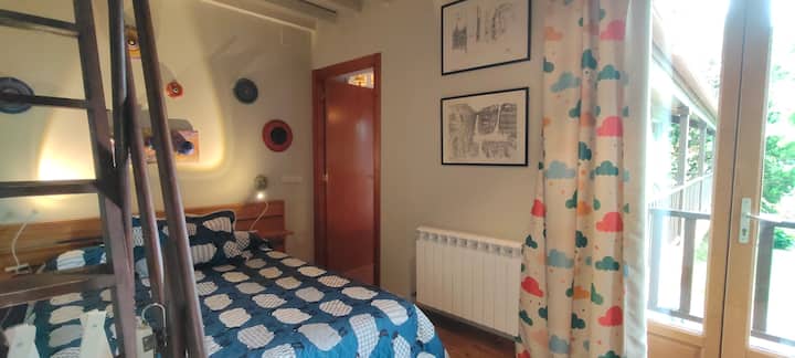 80C.Planta 1ª .Dormitorio Colores Paso por D. Madera . Двете ја делат бањата
