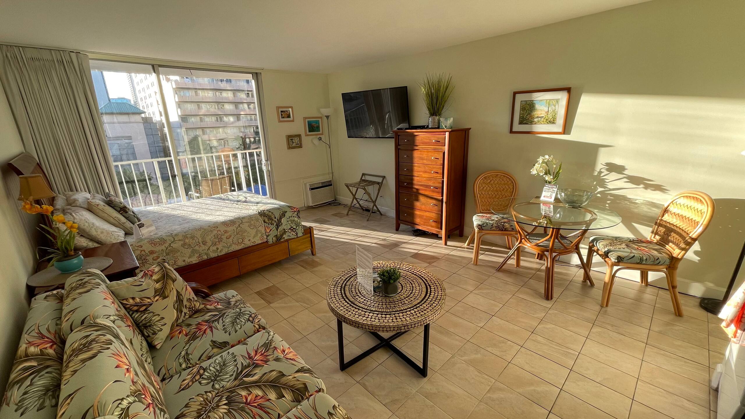 Condo in Honolulu · ★4.6 · Studio · 2 beds · 1 private bath - Image 4