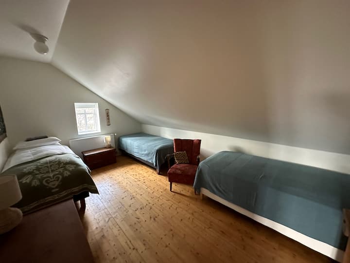 Një krevat i tretë tek mund të sillet sipas kërkesës dhe me njoftim të mjaftueshëm.