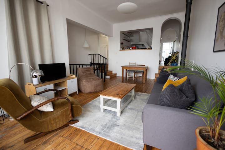 Cheerful 3 Bedroom Home With Amazing City Views - Cape Town