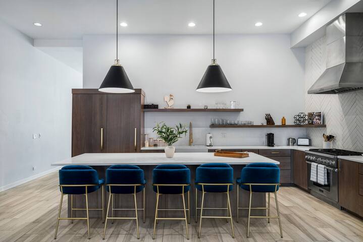 3BD Upscale West Loop Condo on Lake St-Two Decks! gallery image 5