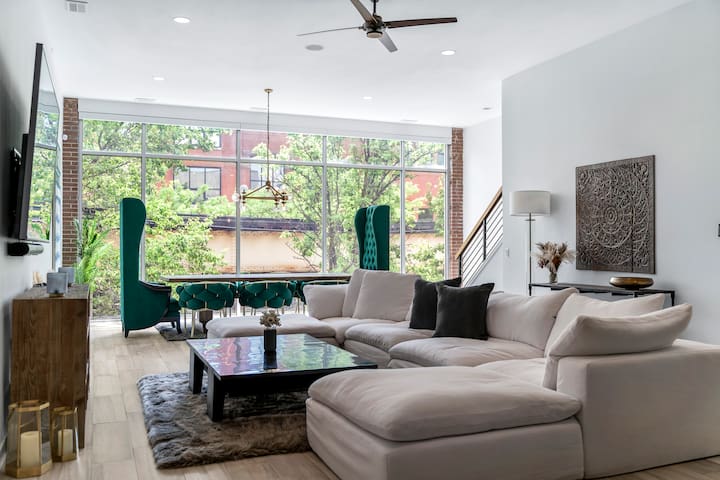 3BD Upscale West Loop Condo on Lake St-Two Decks!