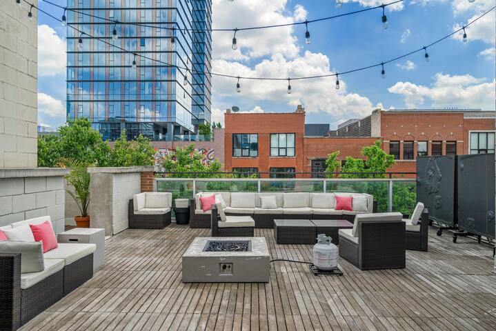 3BD Upscale West Loop Condo on Lake St-Two Decks! gallery image 3