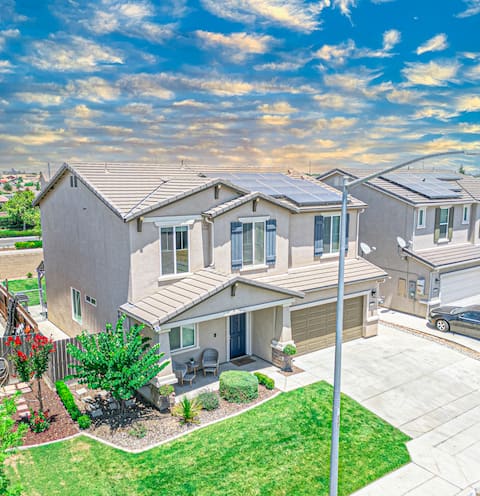 Cozy 6-Bedroom home perfect for large groups