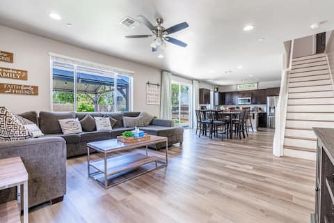 Cozy 6-Bedroom home perfect for large groups