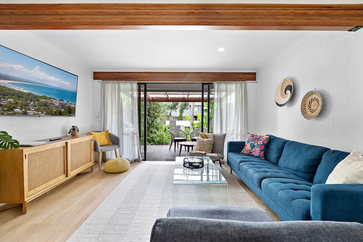 Stylish Townhouse, private courtyard walk to beach