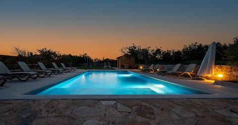 Old Stone renovated Villa with pool and garden!