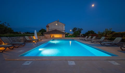 Old Stone renovated Villa with pool and garden!
