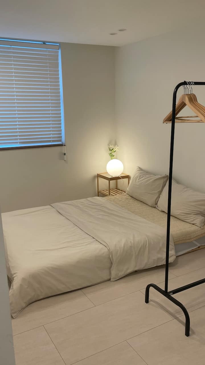 Cama doble en una habitación pequeña