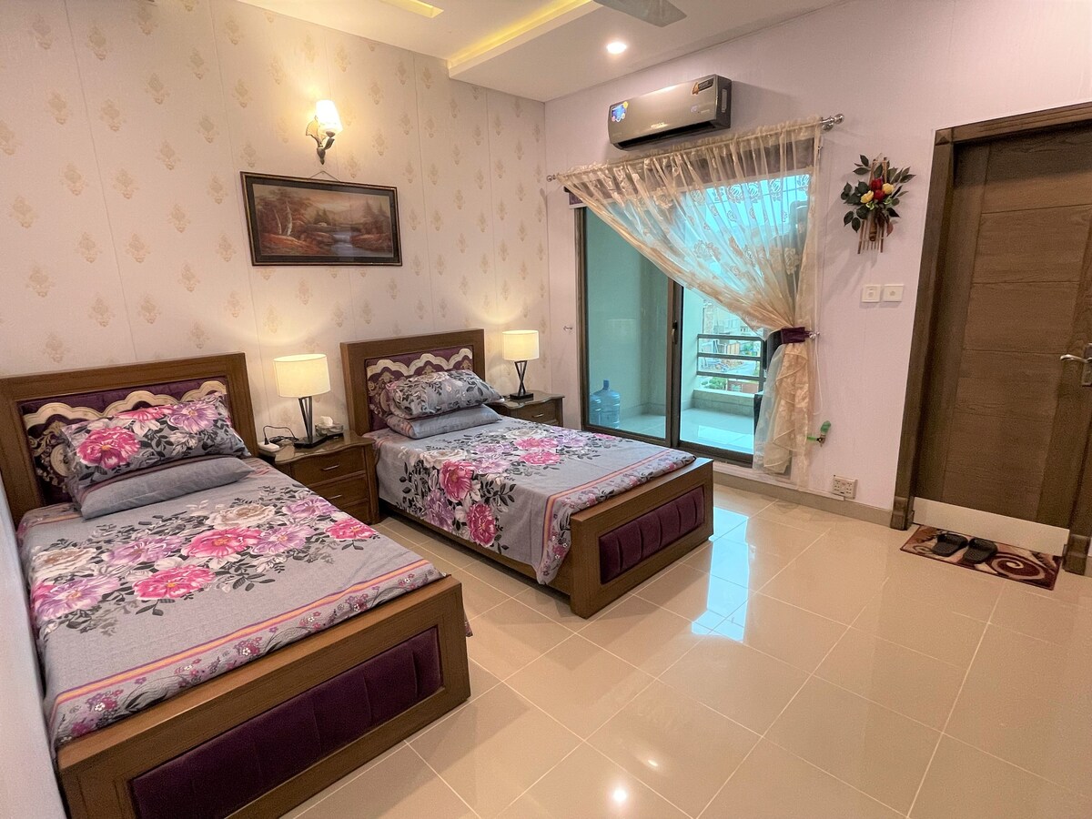 Experimenta la comodidad y la versatilidad en nuestras habitaciones con dos camas individuales, con dos camas acogedoras. Disfruta del balcón adjunto que inunda el espacio con luz natural, mientras que el aire acondicionado garantiza un clima perfecto durante todo el año.