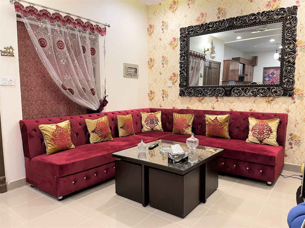 ¡Te damos la bienvenida a un espacio donde la comodidad se encuentra con el estilo! Esta acogedora sala de estar, adornada con impresionantes sofás rojos y un espejo elegante, está diseñada para alojar hasta 9 personas. Disfruta del ambiente perfecto con una decoración e iluminación exquisitas que crean el ambiente.