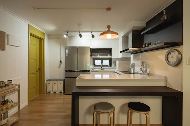 Cozy Urban Retreat | Private Bath For Women, Seoul - Seoul