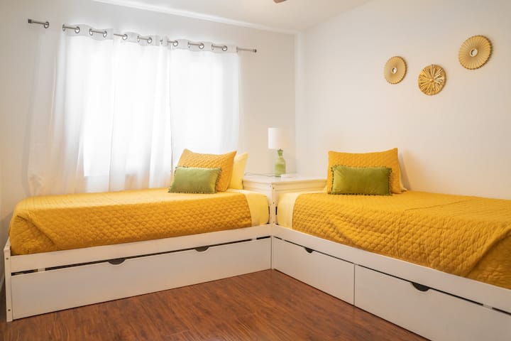 Esta habitación tiene capacidad para 3 personas en 2 camas individuales y 1 cama nido desplegable. Dos cajones de juguete se sacan de la otra cama doble.