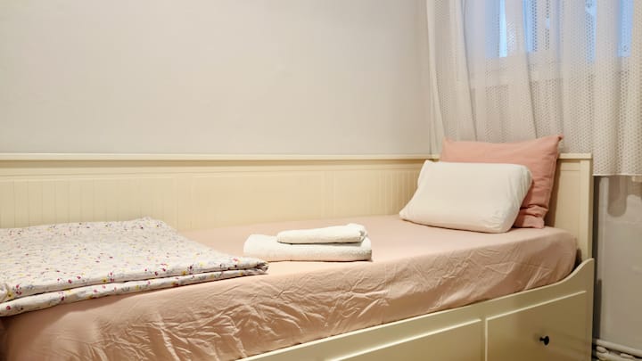 Una persona puede dormir cómodamente en esta cama de 80x200 cm. Además, esta cama IKEA Hemnes se abre y ahora llega al tamaño donde 2 personas pueden dormir cómodamente.