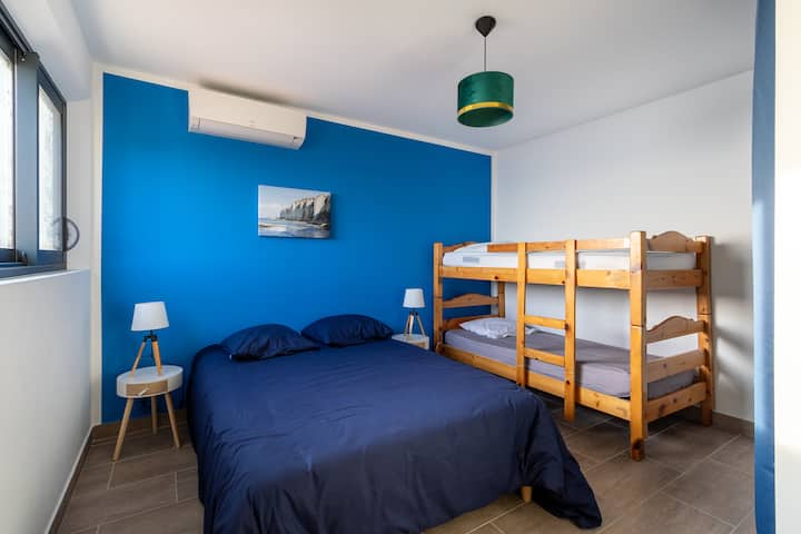 Chambre 4 -Lit 140 - lit superposé-vue mer- Clim -Wifi-Sea na Mountain Pleasure Villa vue mer 180- Sea and Mountain Pleasure