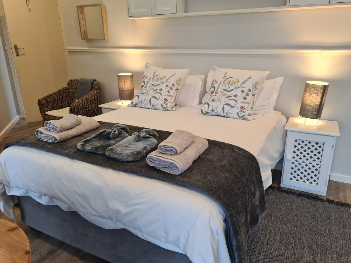 Спална соба 3 - брачен кревет (широк 150-179 см), сопствена бања со туш и лизгачки врати кон просторот околу базенот со поглед на океанот