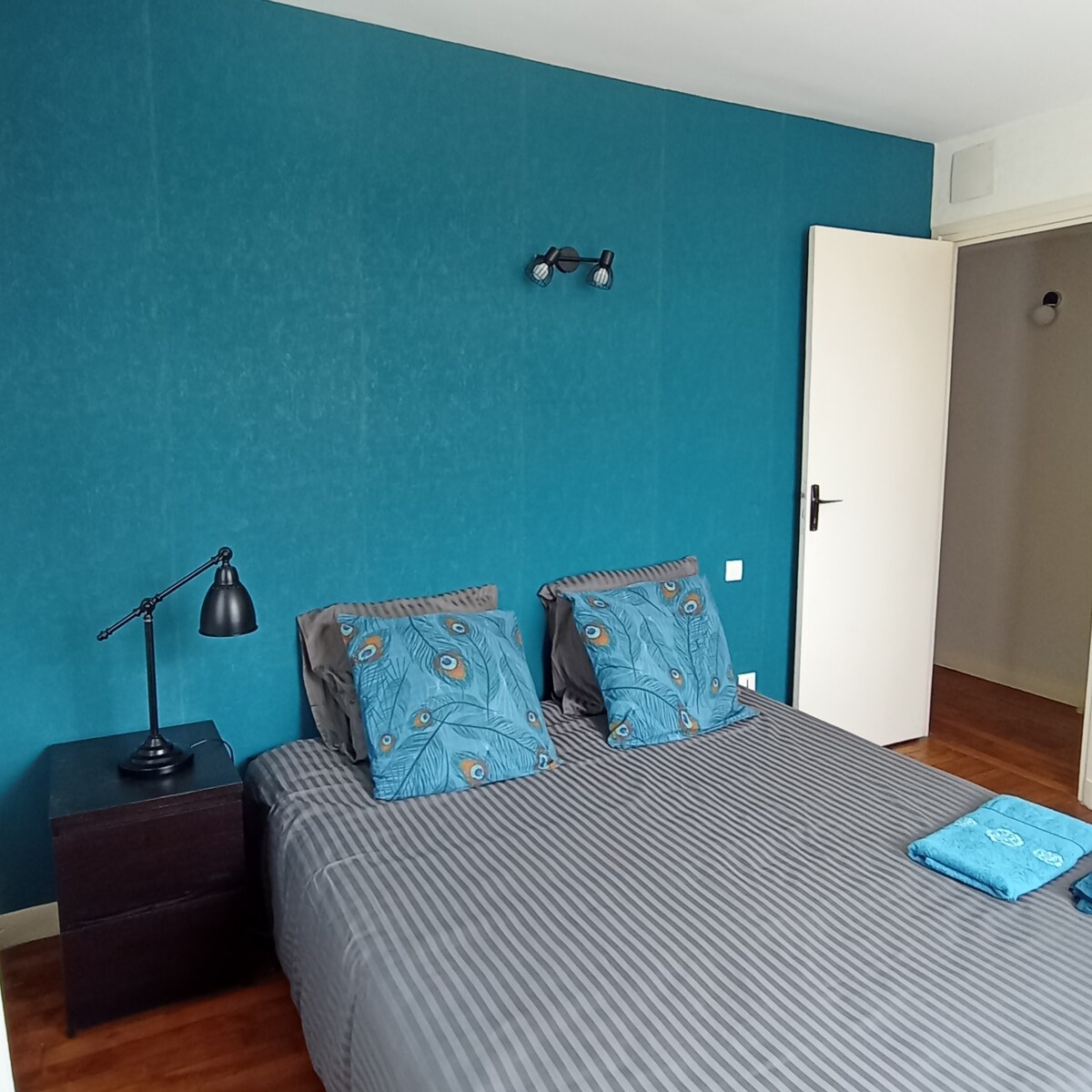 主卧有双层曝光，一侧是公园景观，另一侧是海景。
