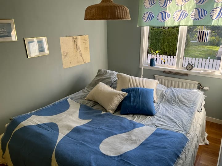 Habitación pequeña y acogedora con cama doble