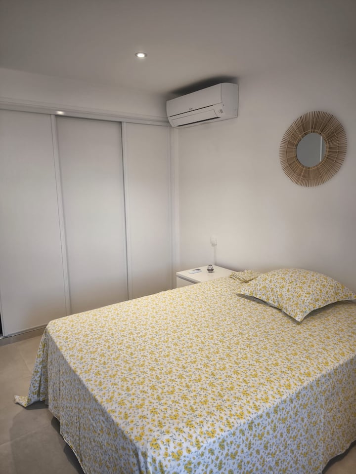 Spavaća soba s klima-uređajem. Udoban krevet od 140 cm, debeli madrac.