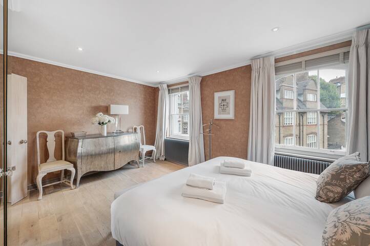 Elegant Chelsea Townhouse | Near Harrods & Museums gallery image 4