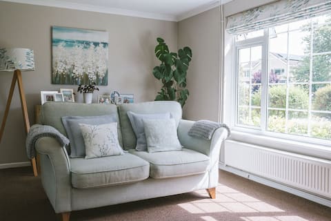 Bright modern & spacious room: fast WiFi & parking