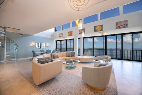 Penthouse on the Beach! Beautiful Sunset Views!