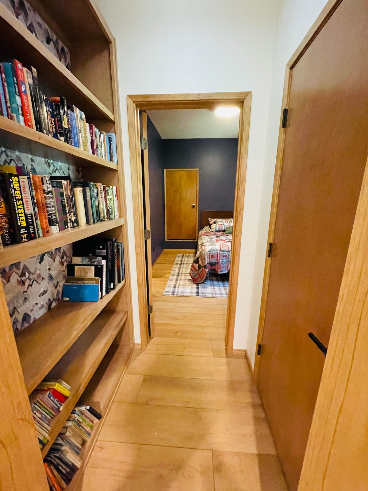 楼下还有：宁静的标准双人床卧室，穿过走廊，有一个书架，里面摆满了有趣的书籍。