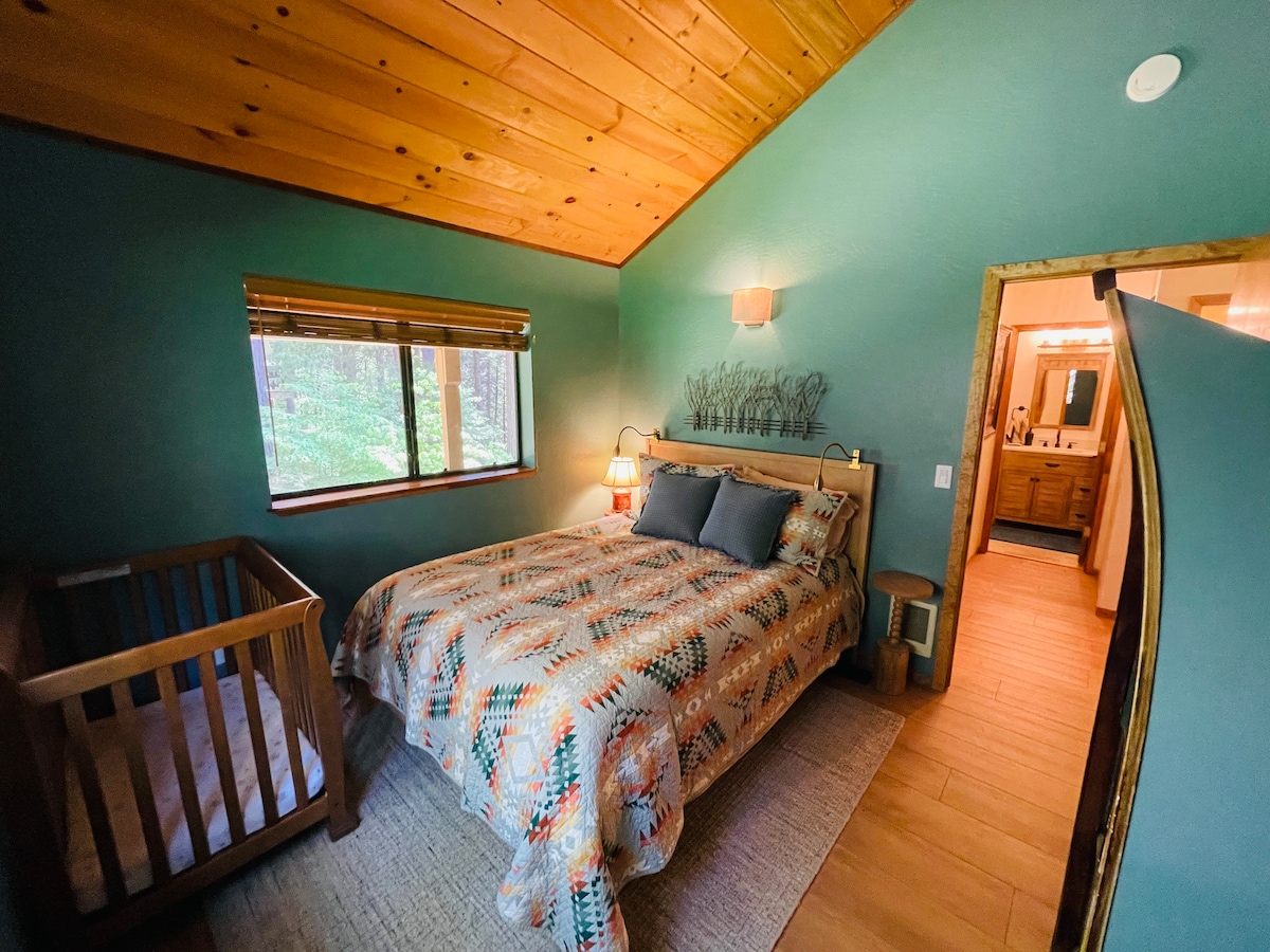 楼上第二间卧室配有一张标准双人床，景观非常好，可轻松前往主楼层卫生间。  包括一张迷你婴儿床，非常适合带小孩出行的家庭。

